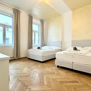 Luxury At Famous Kutschkermarkt Vienna